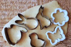 Desert fursecuri cu iaurt si aroma de lamaie decorate cu royal icing