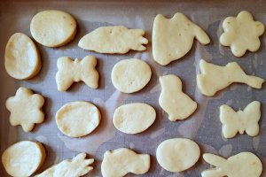 Desert fursecuri cu iaurt si aroma de lamaie decorate cu royal icing