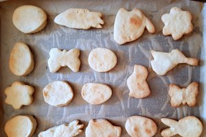 Desert fursecuri cu iaurt si aroma de lamaie decorate cu royal icing