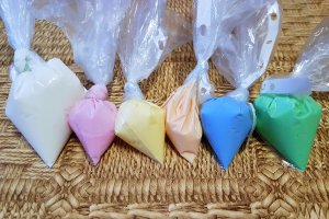 Desert fursecuri cu iaurt si aroma de lamaie decorate cu royal icing