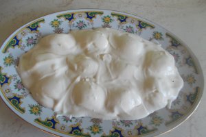 Aperitiv oua umplute cu branza de burduf, in sos de maioneza