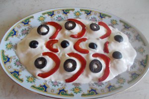 Aperitiv oua umplute cu branza de burduf, in sos de maioneza