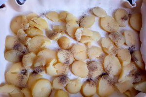 Aperitiv tarta sarata cu wursti si cartofi