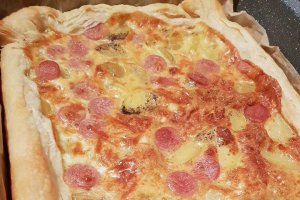 Aperitiv tarta sarata cu wursti si cartofi