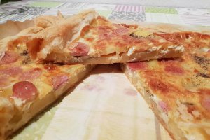 Aperitiv tarta sarata cu wursti si cartofi