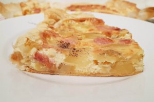 Aperitiv tarta sarata cu wursti si cartofi
