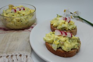 Salata de oua fierte cu ceapa si marar