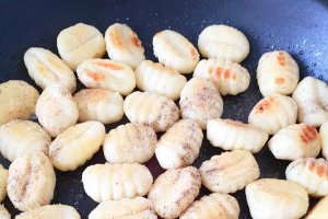 Gnocchi cu sparanghel si pesto