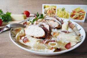 Paste cu pui si bacon crocant