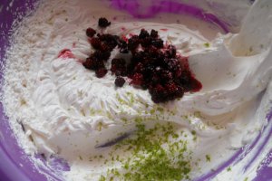 Desert tort cu crema de lime si mure