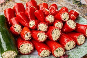 Aperitiv mini ardei umpluti cu branza