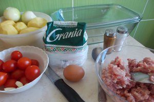 Chiftelute de porc, cu cartofi si rosii la cuptor