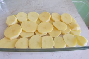 Chiftelute de porc, cu cartofi si rosii la cuptor