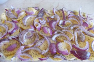 Chiftelute de porc, cu cartofi si rosii la cuptor