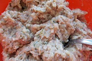 Chiftelute de porc, cu cartofi si rosii la cuptor