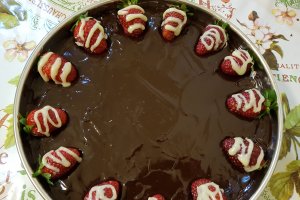 Desert tort cu Oreo, capsuni si ciocolata