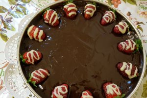 Desert tort cu Oreo, capsuni si ciocolata
