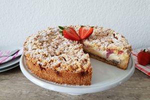 Desert tarta crumble cu mascarpone si capsuni