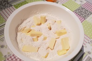 Desert tarta crumble cu mascarpone si capsuni