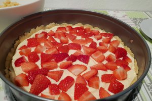 Desert tarta crumble cu mascarpone si capsuni