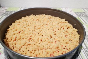 Desert tarta crumble cu mascarpone si capsuni