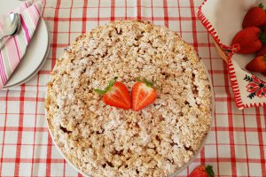 Desert tarta crumble cu mascarpone si capsuni