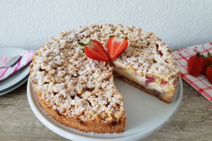 Desert tarta crumble cu mascarpone si capsuni