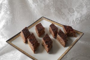 Desert prajitura cu foi cu nuca si crema de ciocolata
