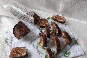 Desert salam de biscuiti cu ciocolata si visine