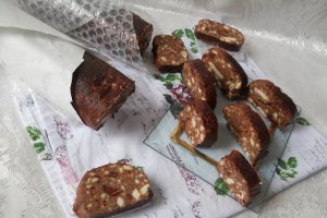 Desert salam de biscuiti cu ciocolata si visine