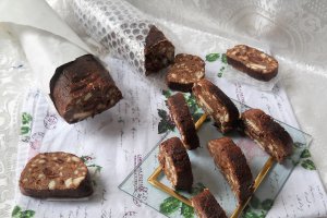 Desert salam de biscuiti cu ciocolata si visine