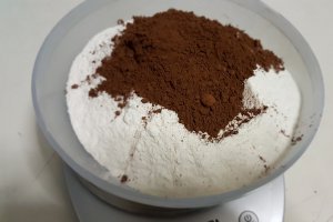 Desert prajitura cu foi de cacao si crema cu lapte condensat