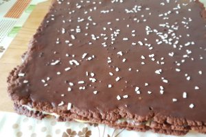 Desert prajitura cu foi de cacao si crema cu lapte condensat