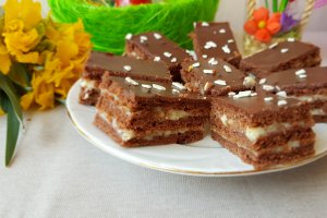 Desert prajitura cu foi de cacao si crema cu lapte condensat