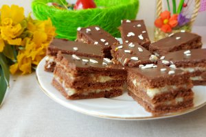 Desert prajitura cu foi de cacao si crema cu lapte condensat