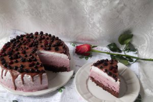 Desert tort cu crema de coacaze si dulceata de soc