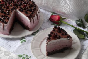 Desert tort cu crema de coacaze si dulceata de soc