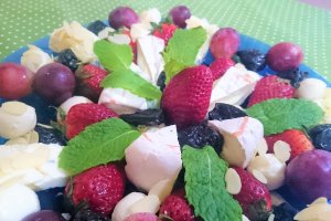 Aperitiv cu branzeturi si fructe