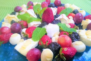 Aperitiv cu branzeturi si fructe