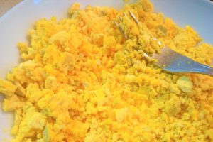 Aperitiv oua umplute pe pat de ciuperci (fara maioneza)