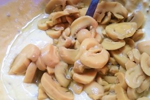 Aperitiv oua umplute pe pat de ciuperci (fara maioneza)