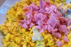 Aperitiv oua umplute pe pat de ciuperci (fara maioneza)