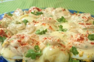 Aperitiv oua umplute pe pat de ciuperci (fara maioneza)