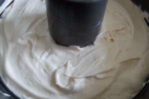 Desert prajitura din albusuri, cu visine