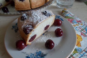 Desert prajitura din albusuri, cu visine