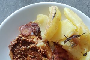 Friptura de porc cu mustar si paprika, salata de vara si cartofi cu rozmarin