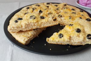Focaccia integrala cu masline si rozmarin