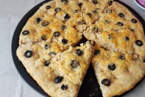 Focaccia integrala cu masline si rozmarin