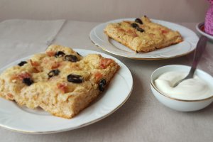 Focaccia integrala cu masline si rozmarin
