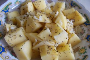 Cartofi aromatizati, la cuptor